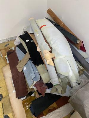 PELLAMI VARI: N.98 SPEZZONI DI RIMANENZE DA LAVORAZIONE DI PELLAME DI VARIE MISURE E COLORAZIONI (Liquidazione Giudiziale CCI)
