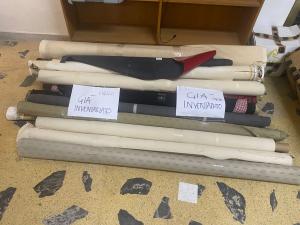TESSUTI + FODERE VARI: N.20 ROTOLI DI TESSUTI DI VARIE METRATURE E COLORAZIONI+ ACCESSORI VARI / OCCHIELLI; CERNIERE; CLIP. (Liquidazione Giudiziale CCI)